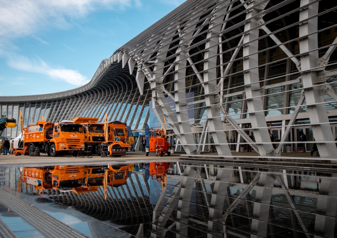 Беспилотную укладку асфальта впервые продемонстрировали на выставке «Дорога» в Минводах