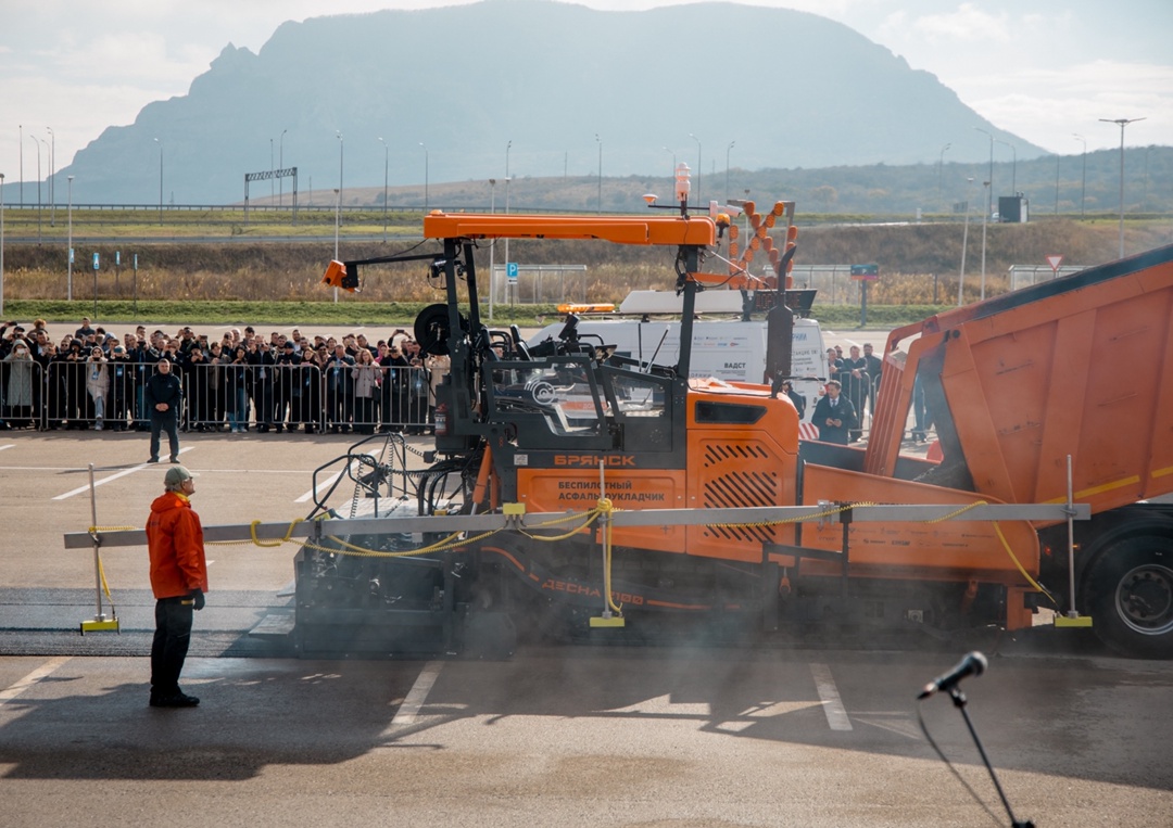 Беспилотную укладку асфальта впервые продемонстрировали на выставке «Дорога» в Минводах