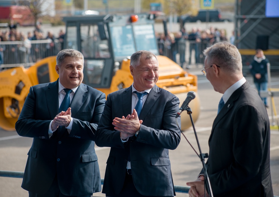 Беспилотную укладку асфальта впервые продемонстрировали на выставке «Дорога» в Минводах