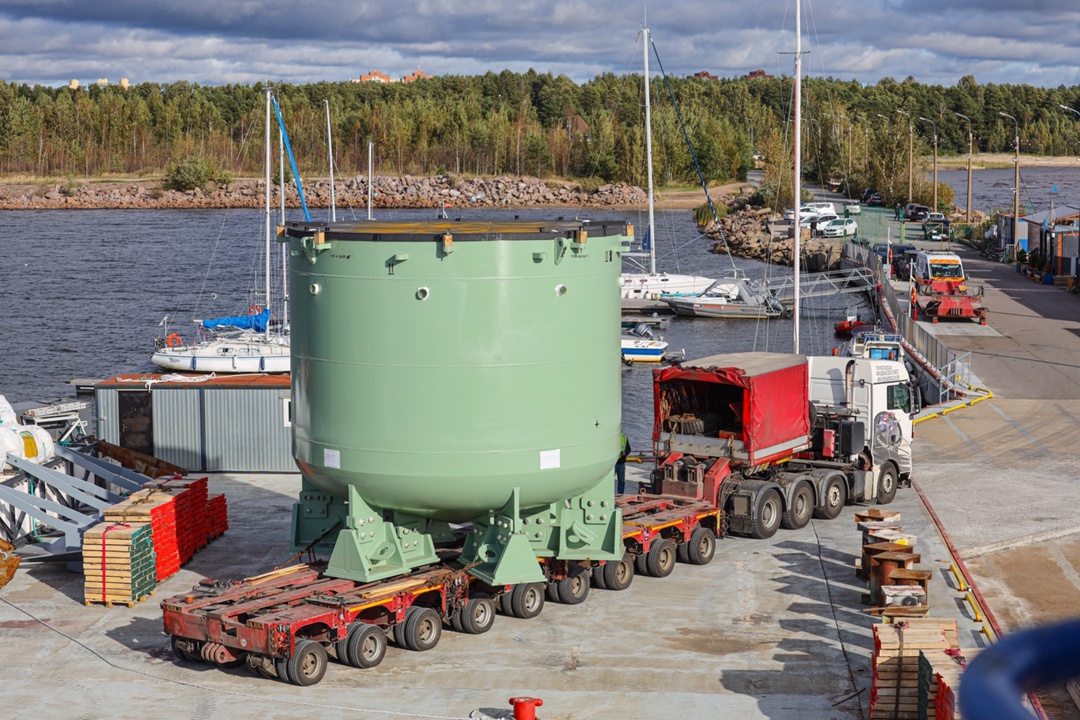 Несколько кадров путешествия устройства локализации расплава (УЛР) из Сызрани на Ленинградскую АЭС. «Ловушка» весом 700 тонн за три недели преодолела более…