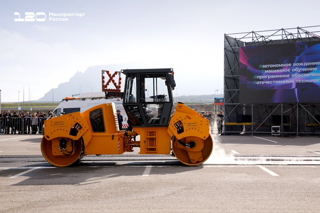 Беспилотная технология укладки асфальта в действии!