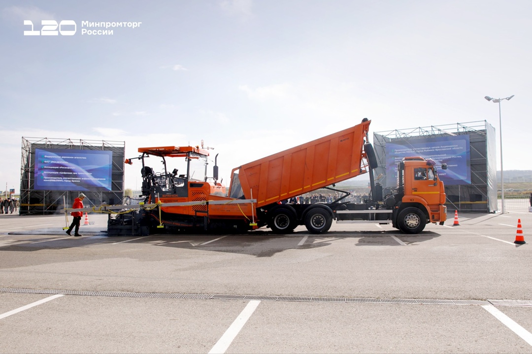 Беспилотная технология укладки асфальта в действии!