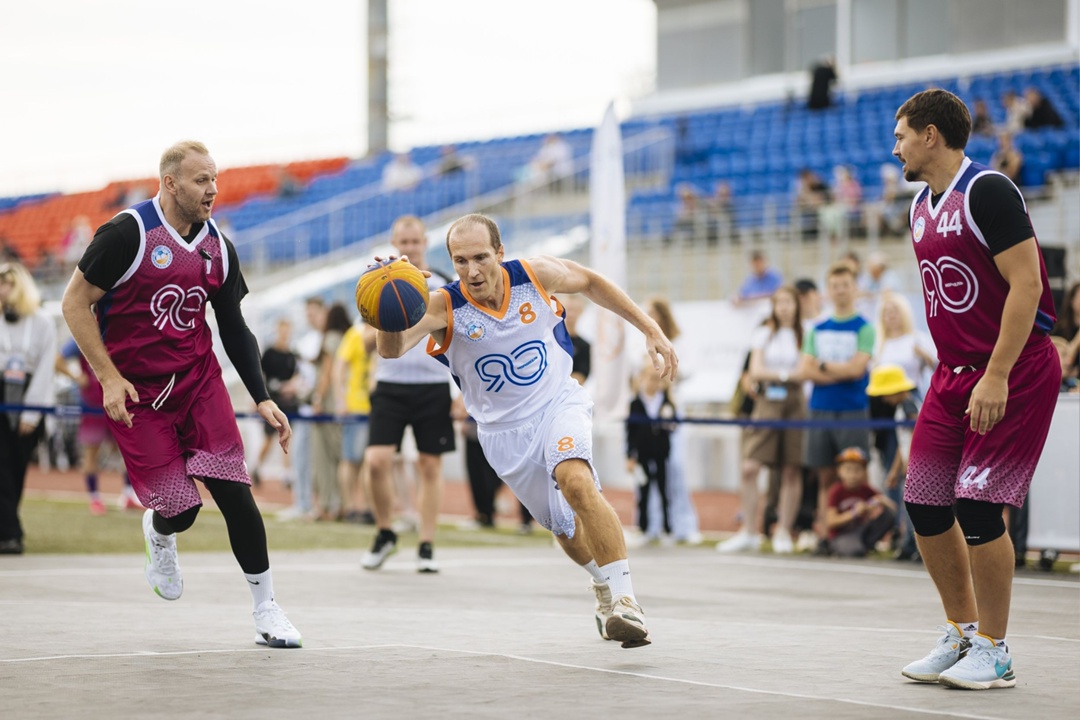 А у вас на работе можно поиграть в хоккей или баскетбол?