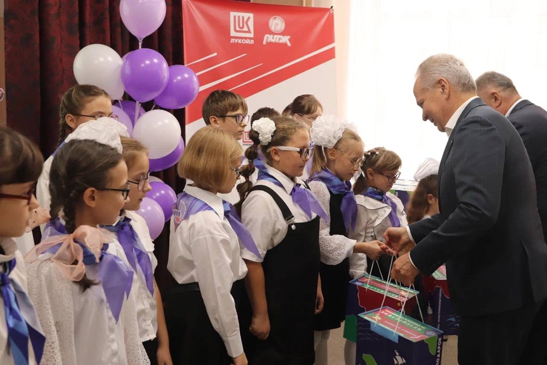 Книги на ощупь Благотворительный Фонд «ЛУКОЙЛ» передал пяти специализированным детским учреждениям Волгоградской области обучающие комплекты рельефных книг.