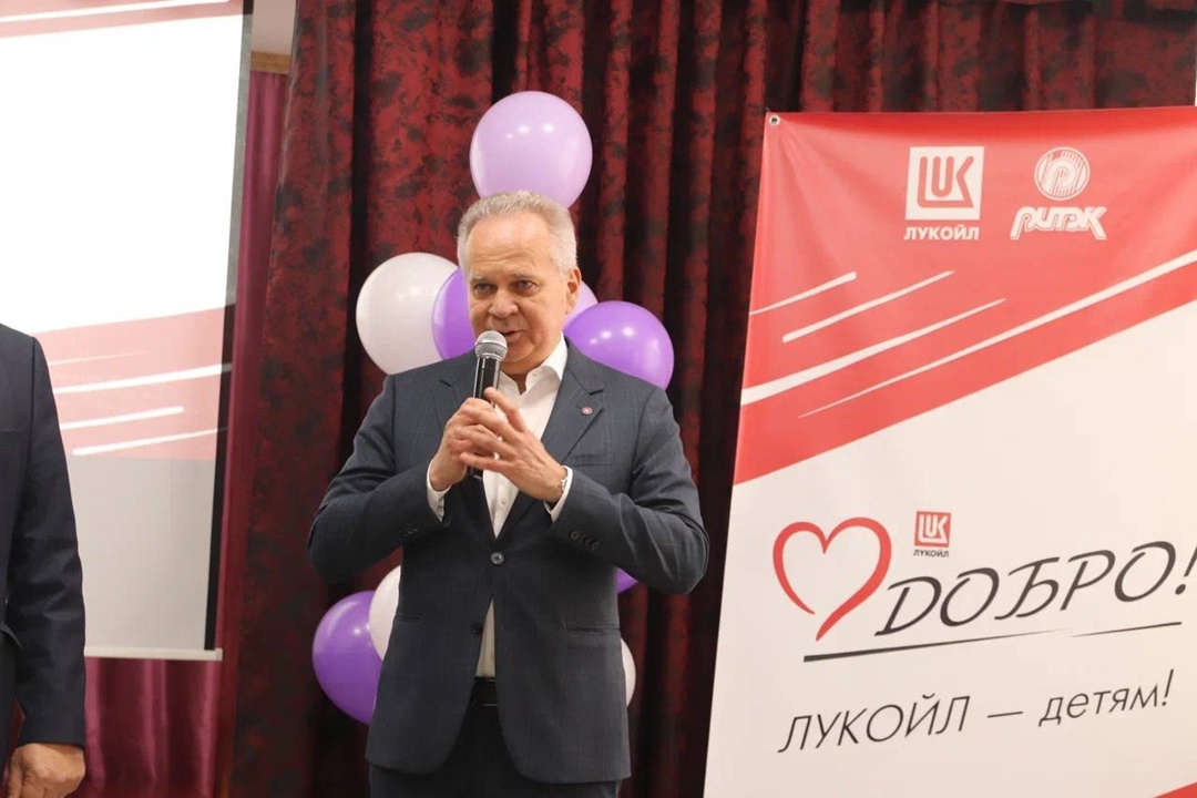 Книги на ощупь Благотворительный Фонд «ЛУКОЙЛ» передал пяти специализированным детским учреждениям Волгоградской области обучающие комплекты рельефных книг.