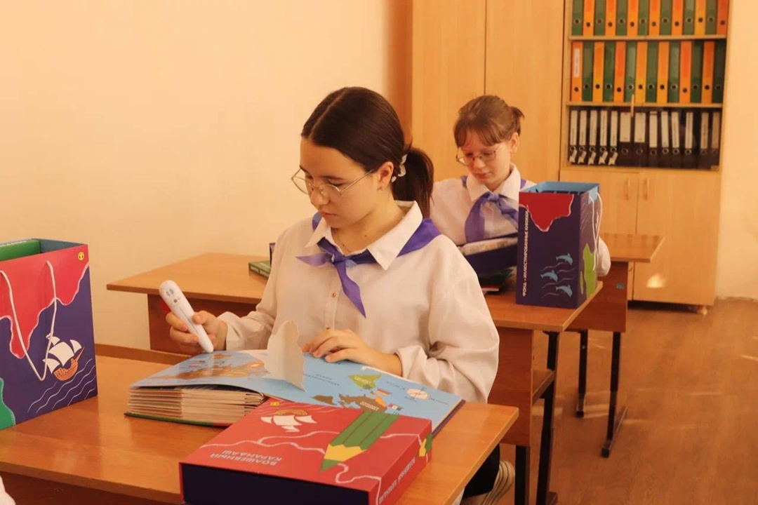 Книги на ощупь Благотворительный Фонд «ЛУКОЙЛ» передал пяти специализированным детским учреждениям Волгоградской области обучающие комплекты рельефных книг.