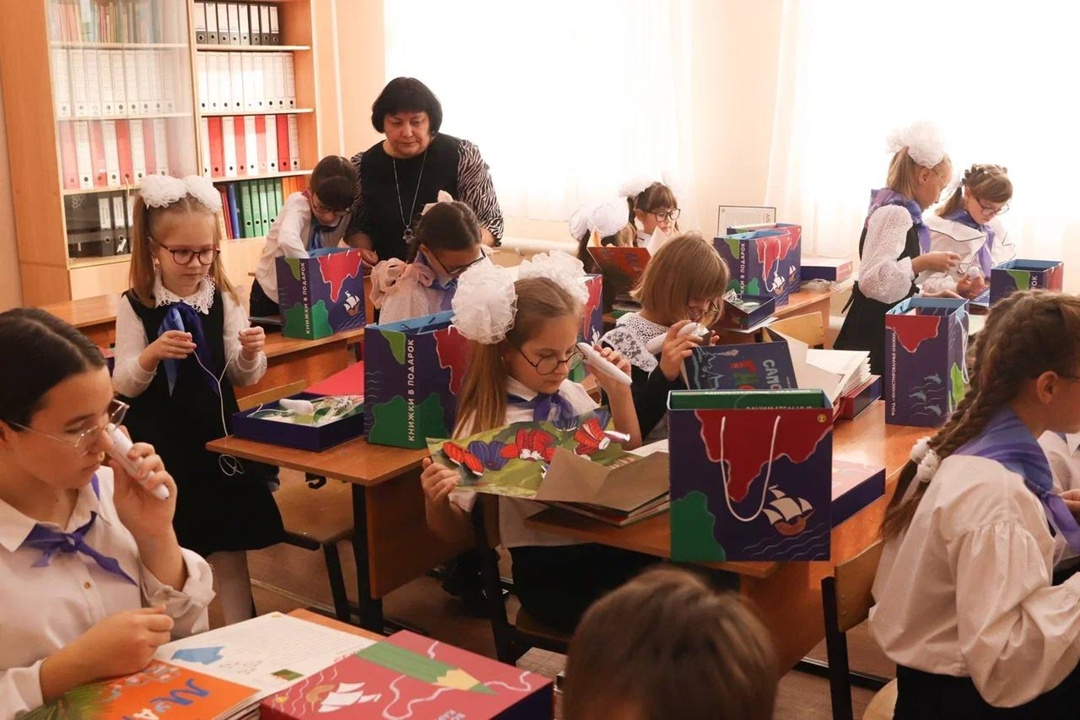 Книги на ощупь Благотворительный Фонд «ЛУКОЙЛ» передал пяти специализированным детским учреждениям Волгоградской области обучающие комплекты рельефных книг.