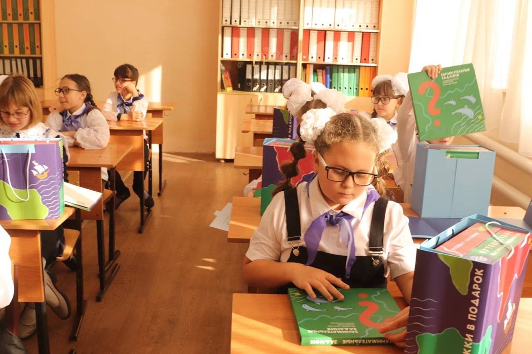 Книги на ощупь Благотворительный Фонд «ЛУКОЙЛ» передал пяти специализированным детским учреждениям Волгоградской области обучающие комплекты рельефных книг.