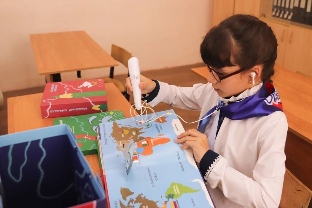 Книги на ощупь Благотворительный Фонд «ЛУКОЙЛ» передал пяти специализированным детским учреждениям Волгоградской области обучающие комплекты рельефных книг.