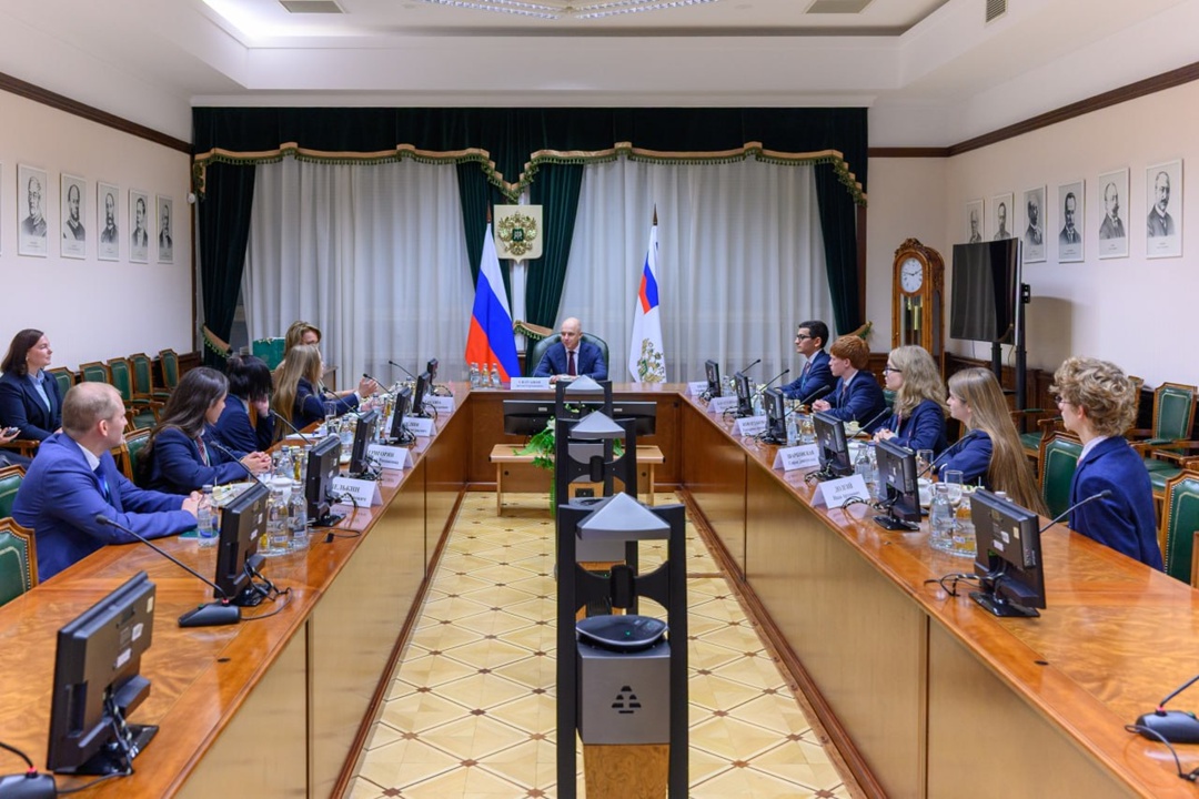 В Минфине впервые прошли стажировку старшеклассники