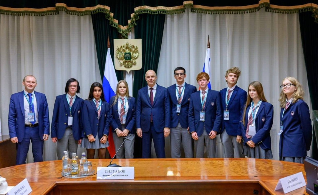 В Минфине впервые прошли стажировку старшеклассники