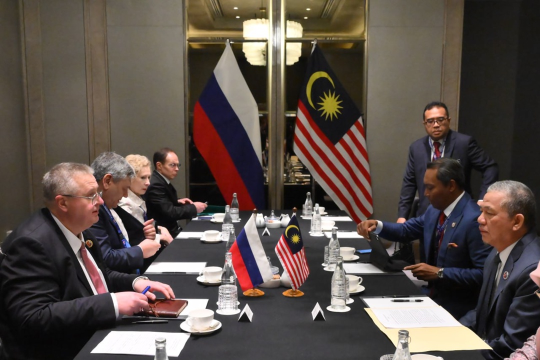 Вице-премьер Алексей Оверчук встретился с заместителем премьер-министра, министром энергетического перехода и водных ресурсов Малайзии Фадиллой Юсуфом.