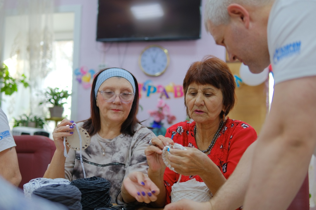 Волонтеры Амурского ГПЗ провели «урок рукоделия» для жителей Свободненского дома одиноких престарелых «Ветеран»