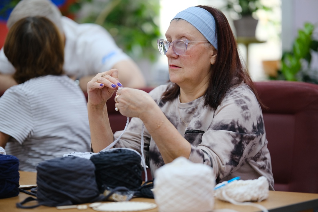 Волонтеры Амурского ГПЗ провели «урок рукоделия» для жителей Свободненского дома одиноких престарелых «Ветеран»