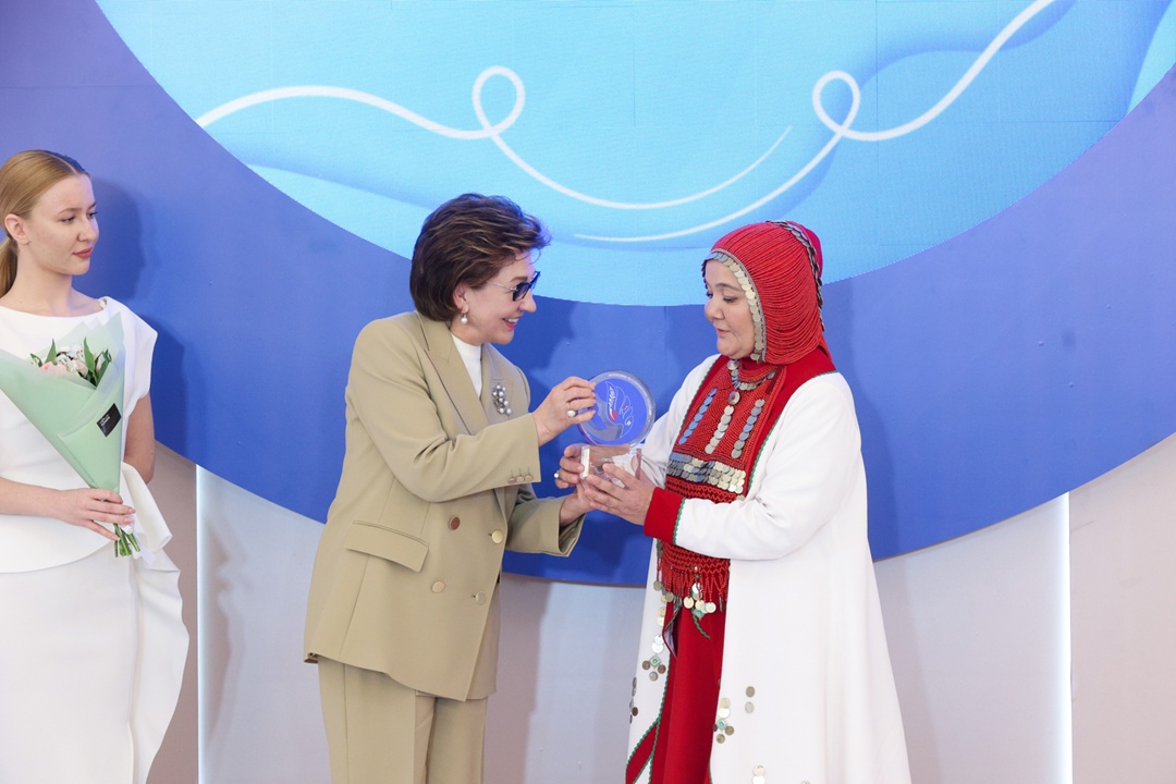 Валентина Матвиенко вручила награды победителям Международного конкурса «Женщины за сохранение традиций» в номинации «Мосты культур и международное…