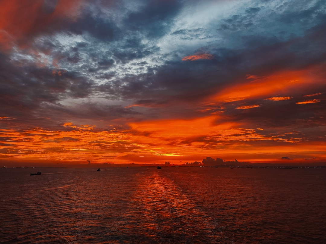 Сингапурский пролив в огне заката Иногда не нужны слова — достаточно просто посмотреть, как небо загорается разными цветами и растворяется в бескрайнем море.