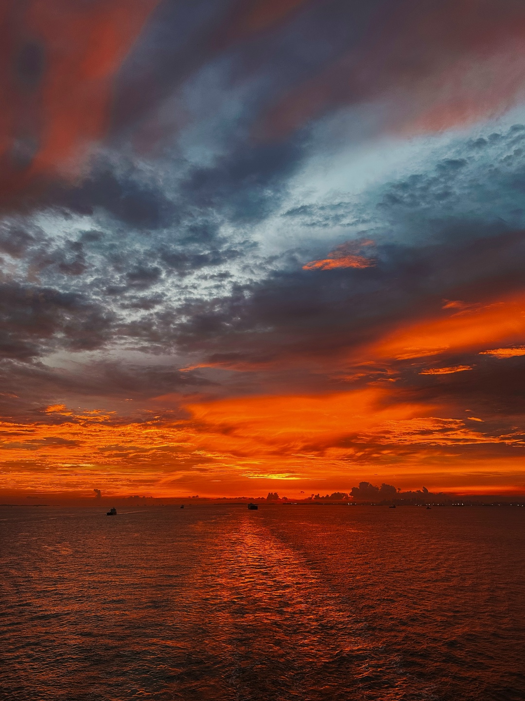 Сингапурский пролив в огне заката Иногда не нужны слова — достаточно просто посмотреть, как небо загорается разными цветами и растворяется в бескрайнем море.