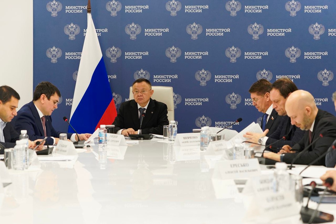 Глава Минстроя России Ирек Файзуллин провел еженедельное совместное совещание с регионами и главными распорядителями бюджетных средств (ГРБС)