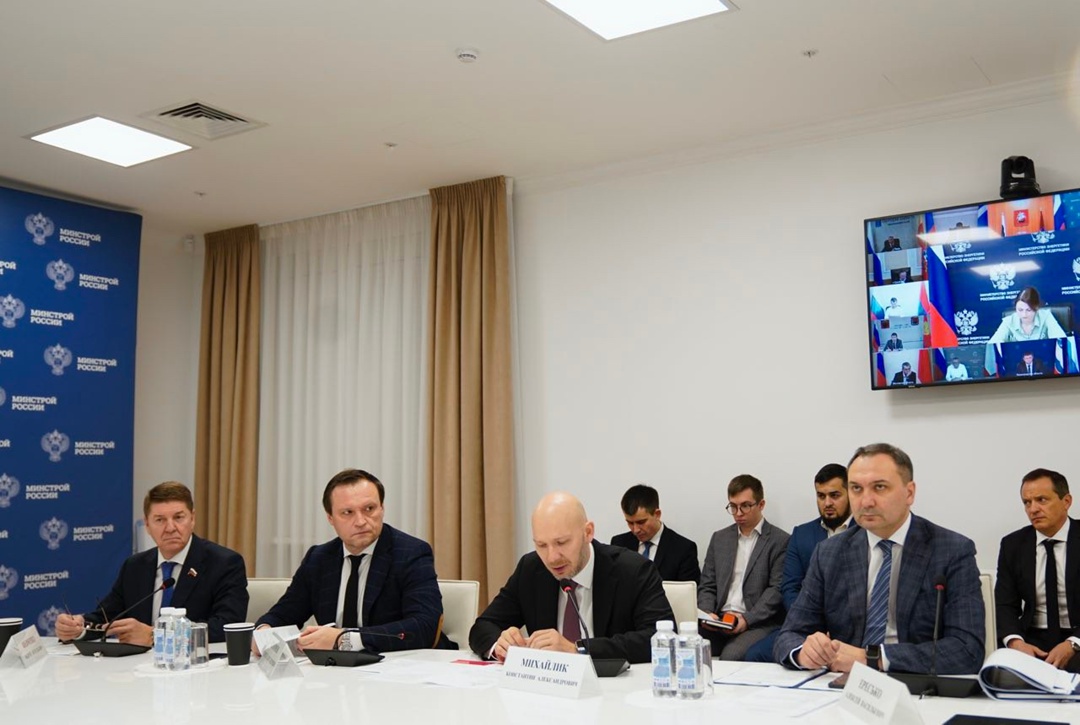 Глава Минстроя России Ирек Файзуллин провел еженедельное совместное совещание с регионами и главными распорядителями бюджетных средств (ГРБС)
