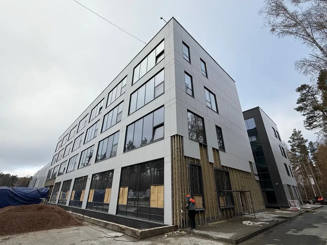 В здании учебно-научного центра на базе кампуса в Новосибирске завершилось устройство кровли