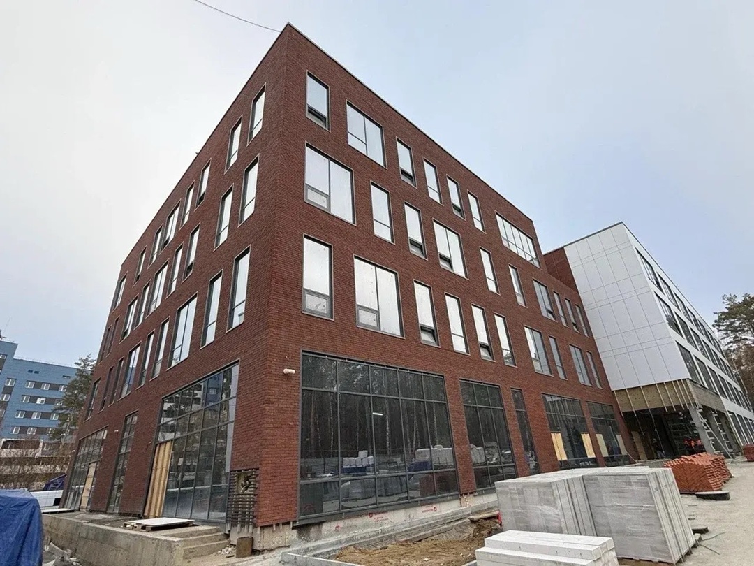 В здании учебно-научного центра на базе кампуса в Новосибирске завершилось устройство кровли