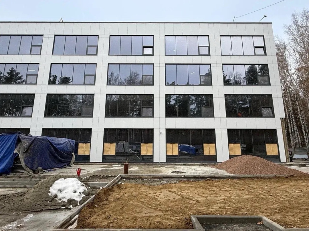 В здании учебно-научного центра на базе кампуса в Новосибирске завершилось устройство кровли