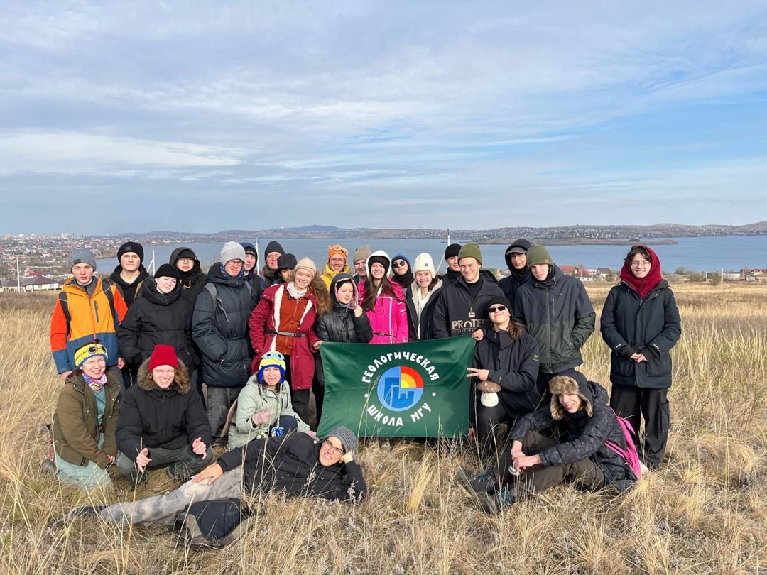 27 октября юные участники геошколы отправились на правый берег Урала искать вулканиты