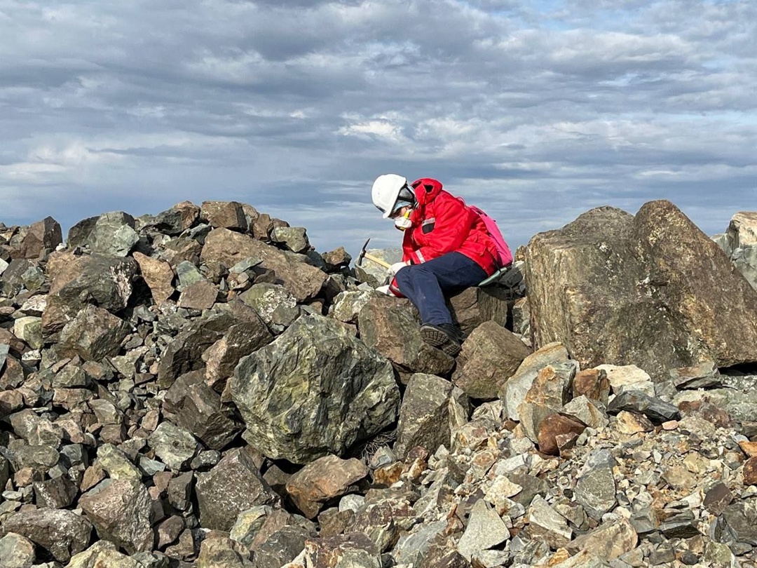 27 октября юные участники геошколы отправились на правый берег Урала искать вулканиты