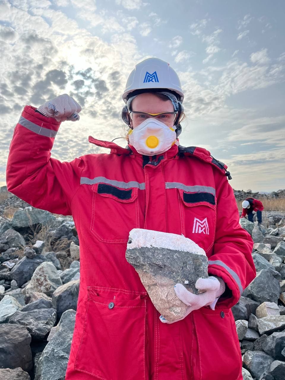 27 октября юные участники геошколы отправились на правый берег Урала искать вулканиты