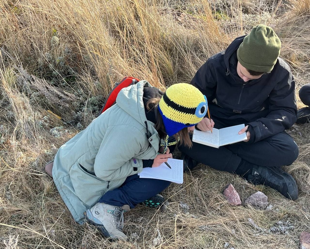 27 октября юные участники геошколы отправились на правый берег Урала искать вулканиты