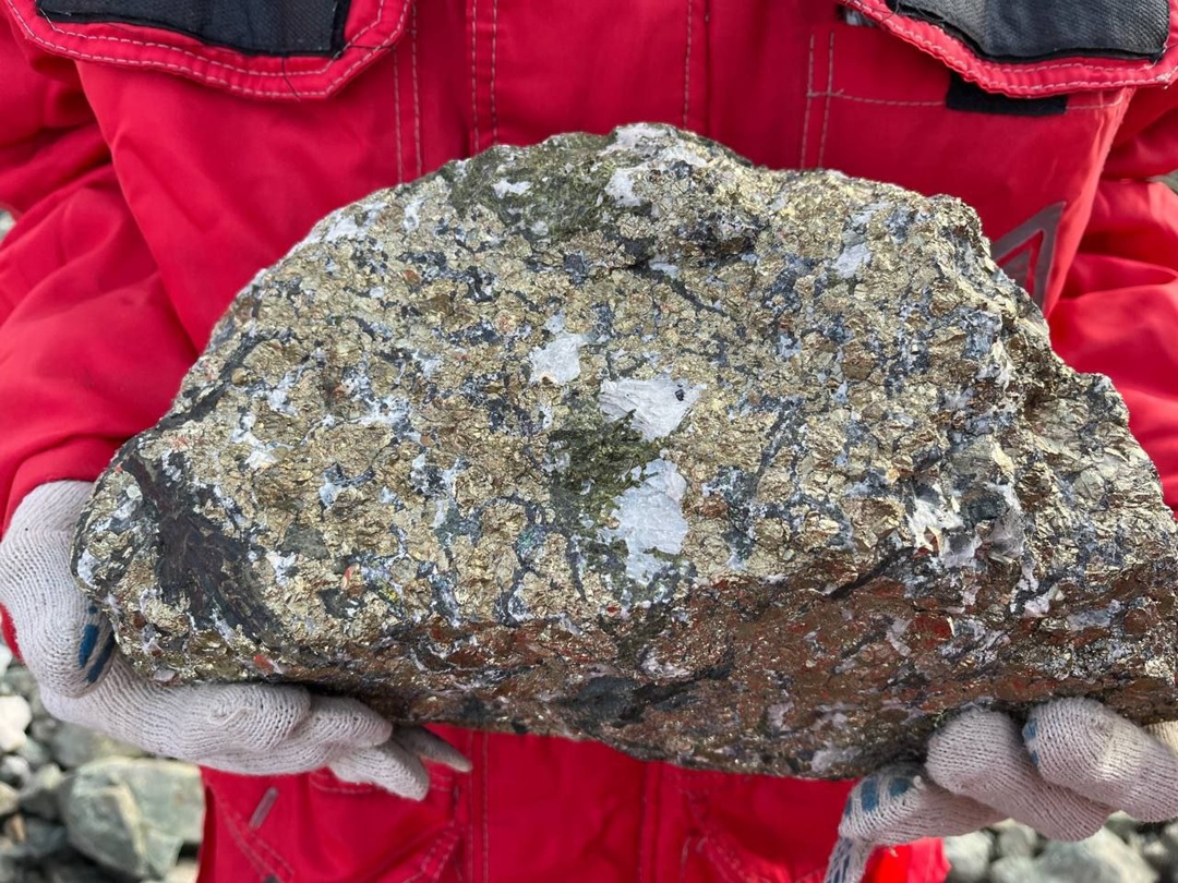 27 октября юные участники геошколы отправились на правый берег Урала искать вулканиты