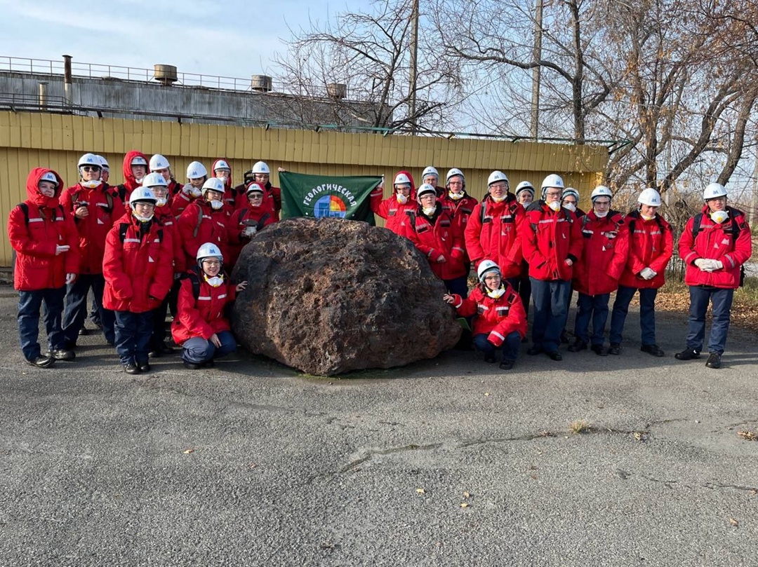 27 октября юные участники геошколы отправились на правый берег Урала искать вулканиты