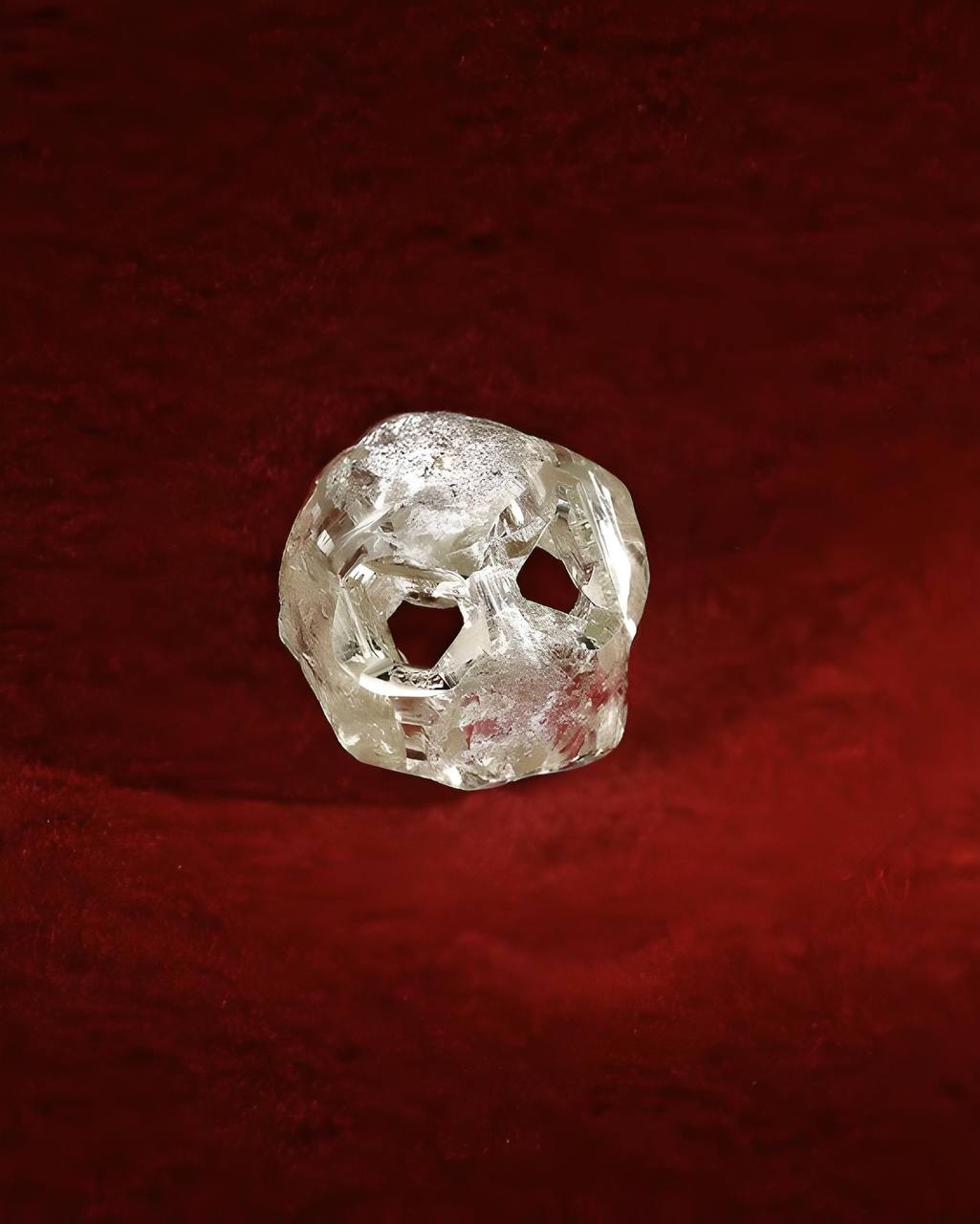 Осенью 2018 года, практически в канун Хеллоуина, сотрудники "Севералмаза", предприятия АЛРОСА в Архангельской области добыли необычный 24-каратный драгоценный…