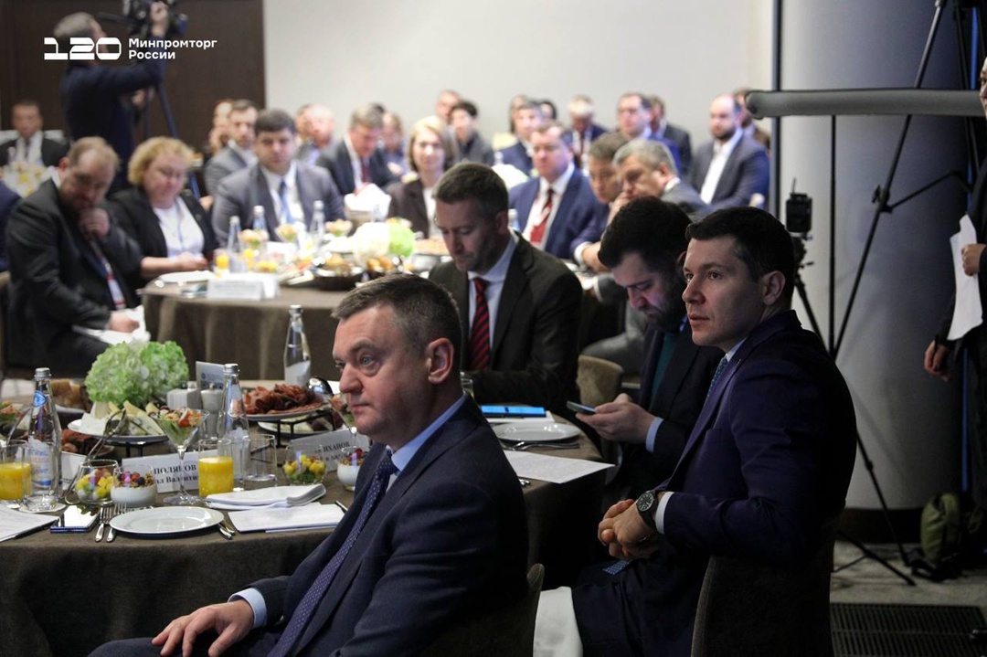 Антон Алиханов посетил форум «Российский промышленник»