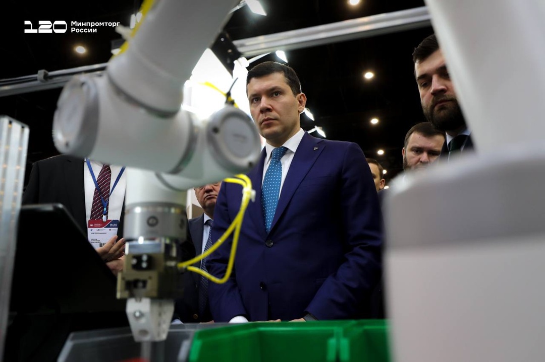 Антон Алиханов посетил форум «Российский промышленник»