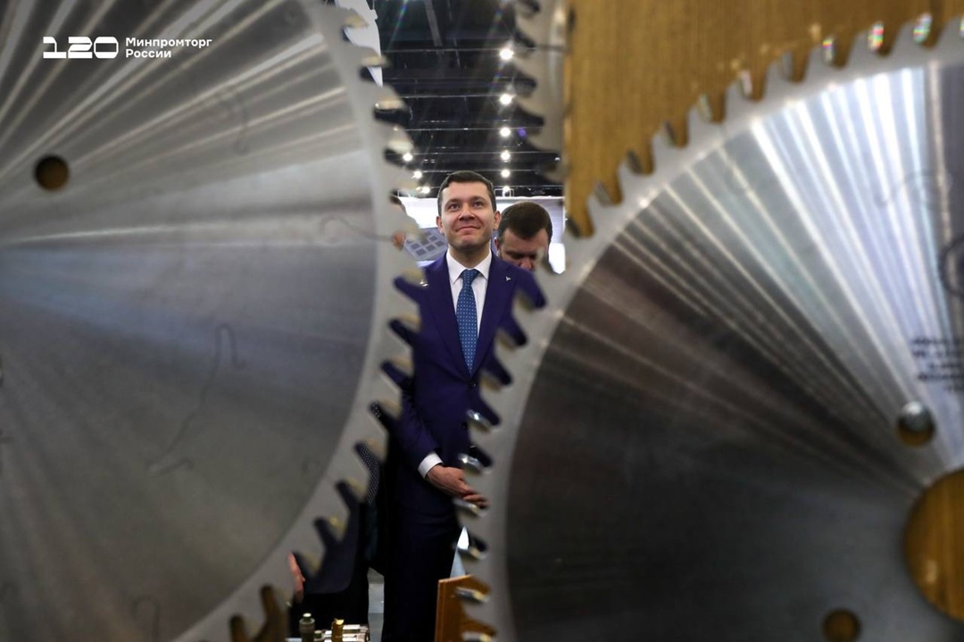 Антон Алиханов посетил форум «Российский промышленник»