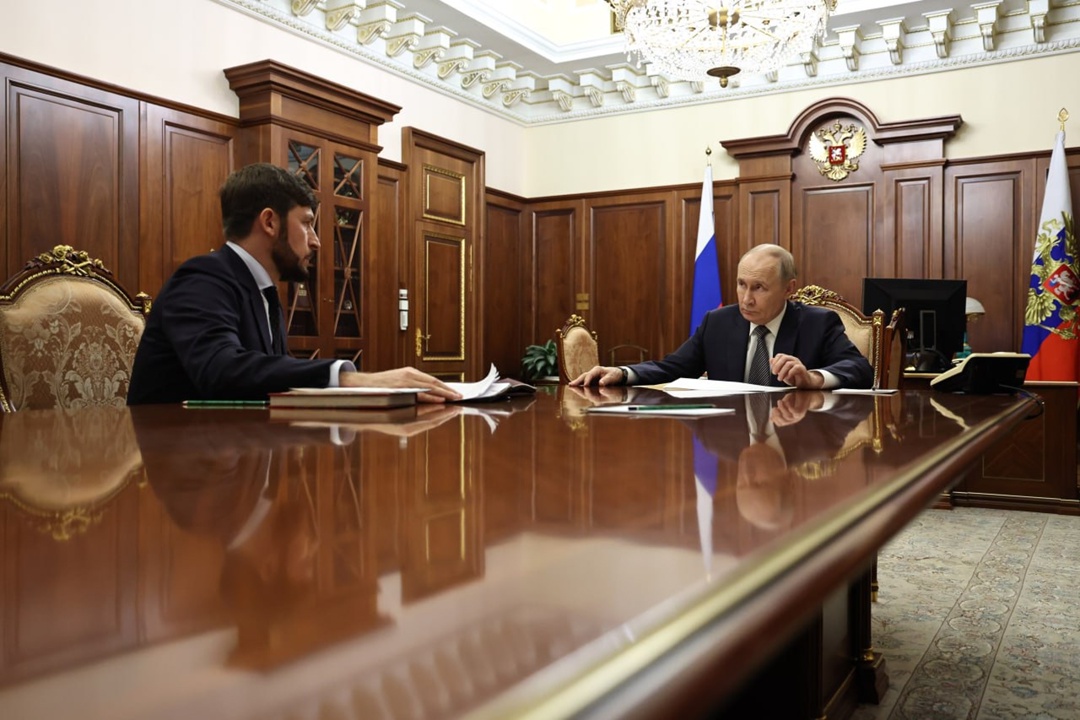 Владимир Путин провёл рабочую встречу с помощником Президента Русланом Эдельгериевым