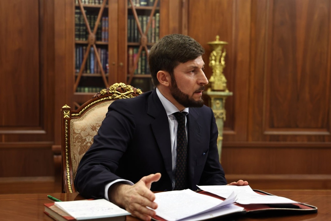 Владимир Путин провёл рабочую встречу с помощником Президента Русланом Эдельгериевым