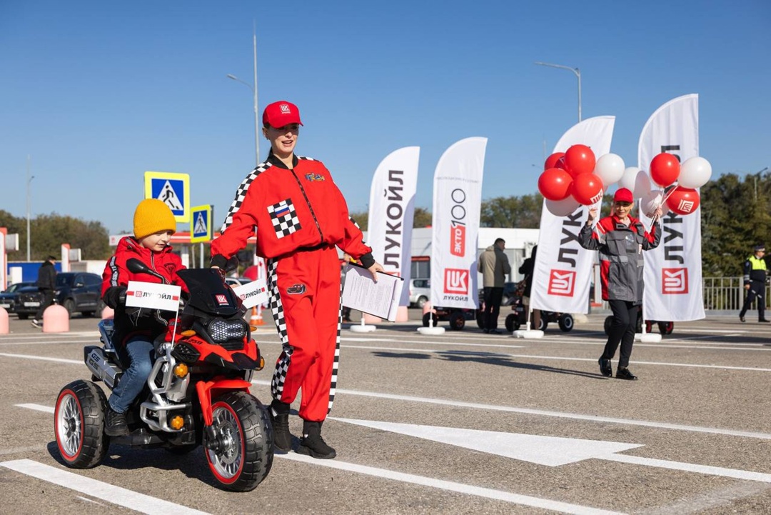 Мини‑гонки в Минеральных Водах На старте — юные автолюбители: Перед заездами — урок ПДД от аниматоров.
Проверка знаний — мини‑экзамен от ГИБДД.