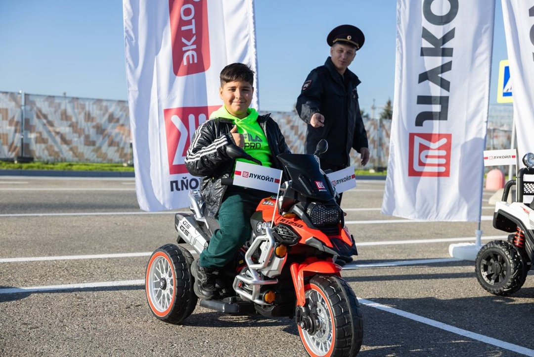 Мини‑гонки в Минеральных Водах На старте — юные автолюбители: Перед заездами — урок ПДД от аниматоров.
Проверка знаний — мини‑экзамен от ГИБДД.