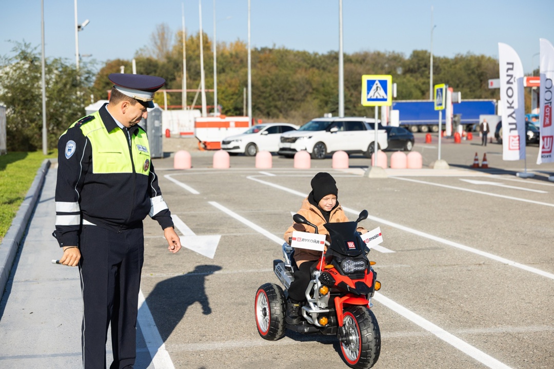 Мини‑гонки в Минеральных Водах На старте — юные автолюбители: Перед заездами — урок ПДД от аниматоров.
Проверка знаний — мини‑экзамен от ГИБДД.