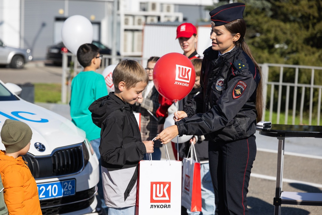 Мини‑гонки в Минеральных Водах На старте — юные автолюбители: Перед заездами — урок ПДД от аниматоров.
Проверка знаний — мини‑экзамен от ГИБДД.