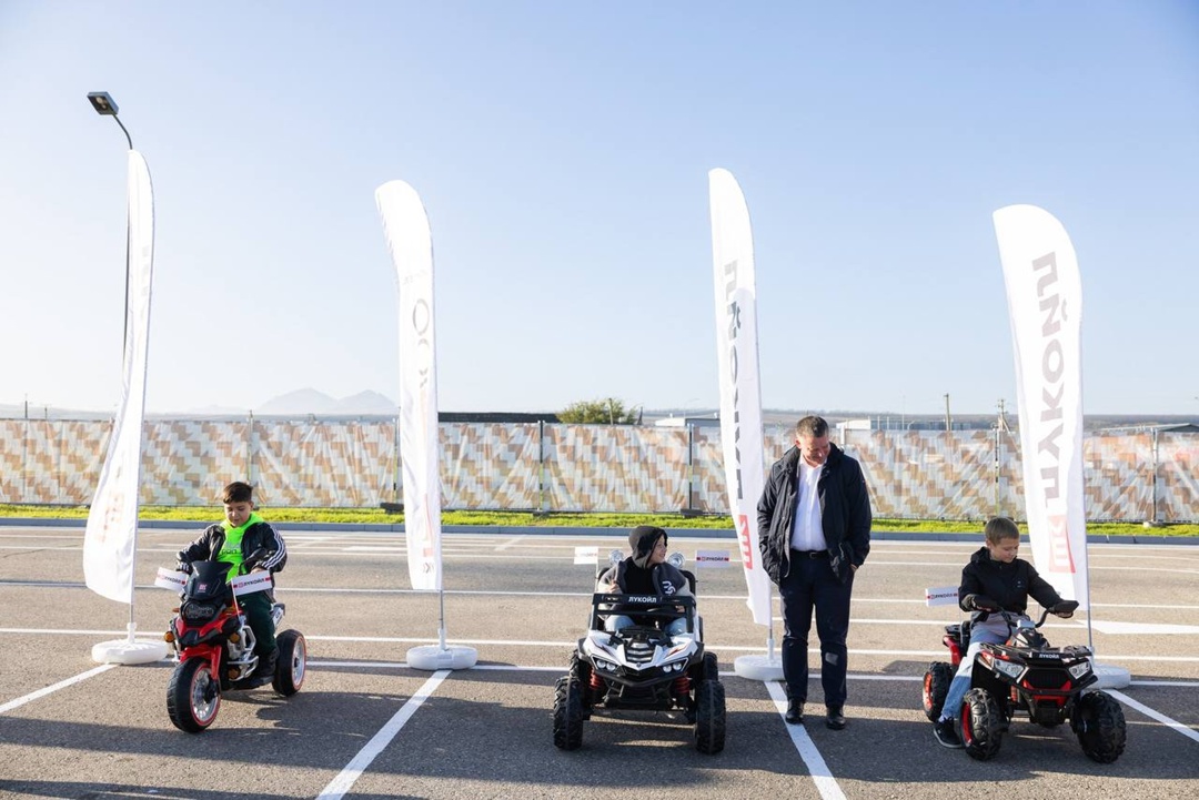 Мини‑гонки в Минеральных Водах На старте — юные автолюбители: Перед заездами — урок ПДД от аниматоров.
Проверка знаний — мини‑экзамен от ГИБДД.