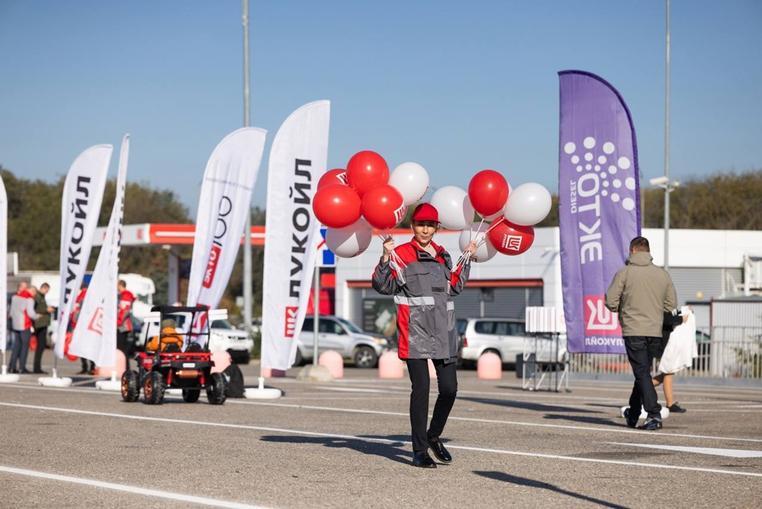 Мини‑гонки в Минеральных Водах На старте — юные автолюбители: Перед заездами — урок ПДД от аниматоров.
Проверка знаний — мини‑экзамен от ГИБДД.