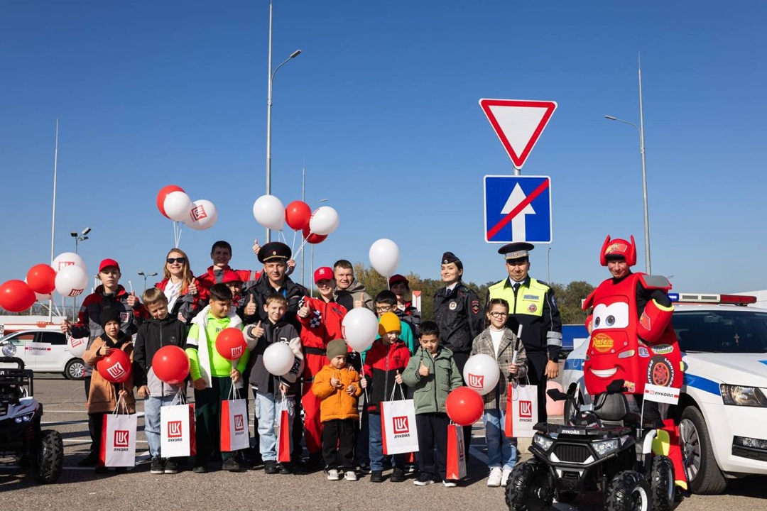 Мини‑гонки в Минеральных Водах На старте — юные автолюбители: Перед заездами — урок ПДД от аниматоров.
Проверка знаний — мини‑экзамен от ГИБДД.