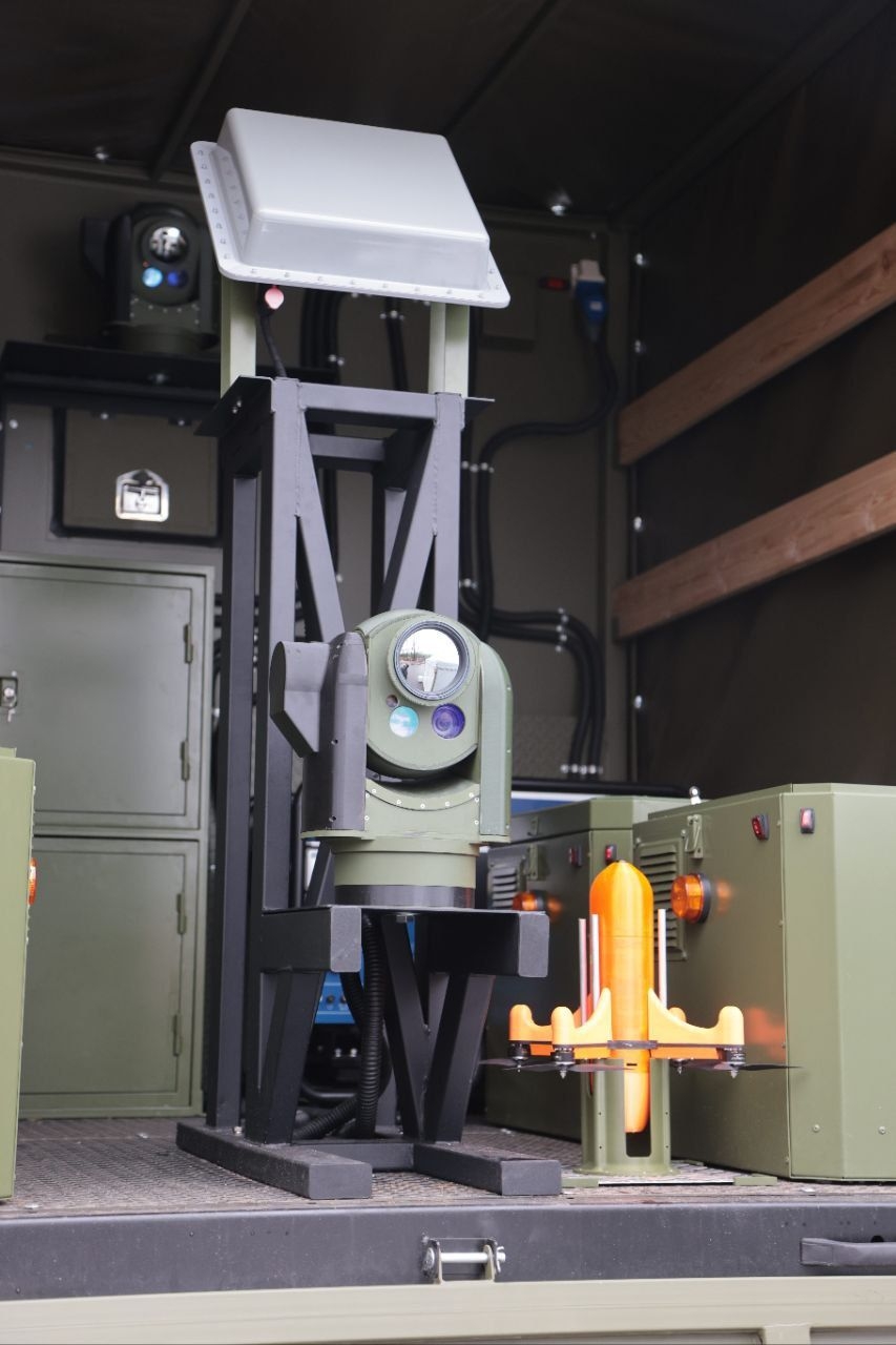 Недавно мы рассказывали про новый антидрон-комплекс с БПЛА-перехватчиком