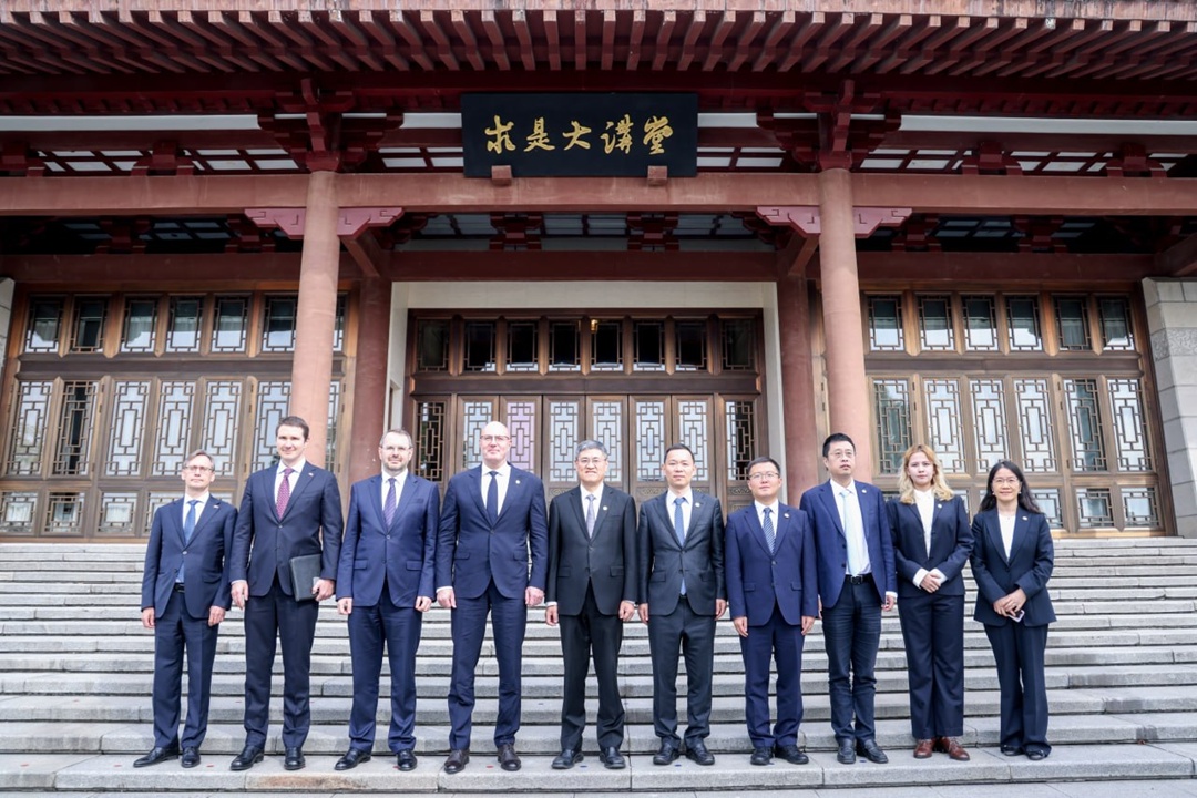 Дмитрий Чернышенко передал Чжэцзянскому университету предложения российских вузов по укреплению сотрудничества.