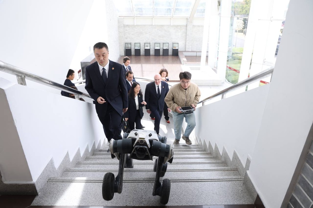 Дмитрий Чернышенко передал Чжэцзянскому университету предложения российских вузов по укреплению сотрудничества.