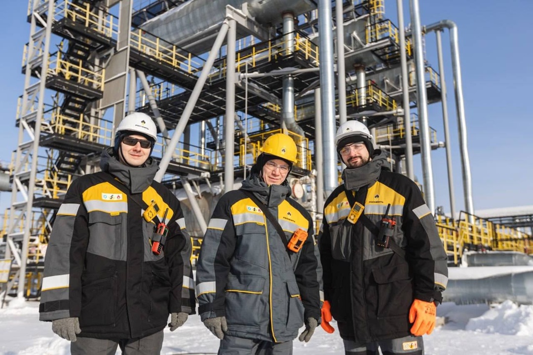 С Днём народного единства! Геологи, инженеры, строители, буровики, химики, физики, водители, работники АЗС — «Роснефть», объединяя нефтяников по всей стране,…