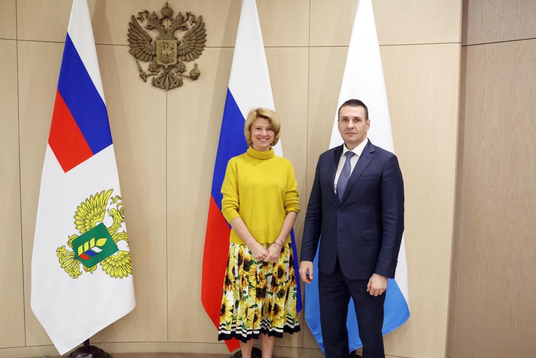 Оксана Лут и губернатор Хабаровского края Дмитрий Демешин обсудили развитие агропромышленного и рыбохозяйственного комлексов региона.